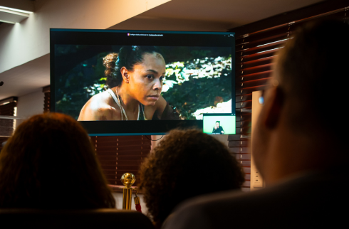 Foto do filme sendo projetado durante o evento
