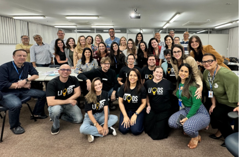 Foto dos participantes da oficina na sala de aula