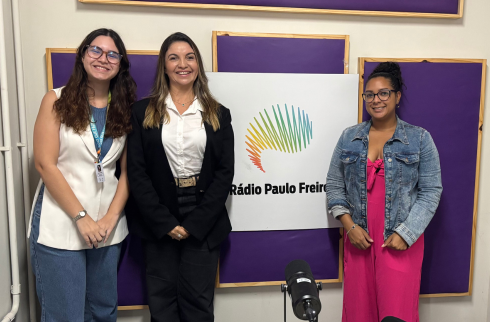 Foto da entrevistada com as entrevistadoras