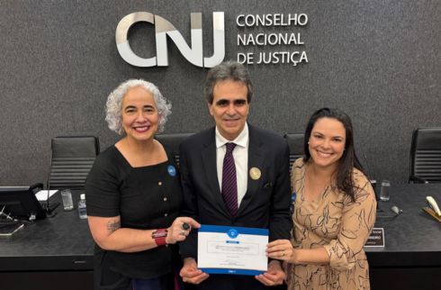 Foto de representantes do TRT6 segurando o certificado