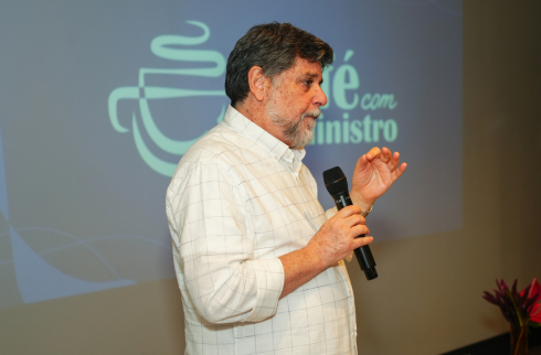Foto do ministro falando ao microfone durante o evento