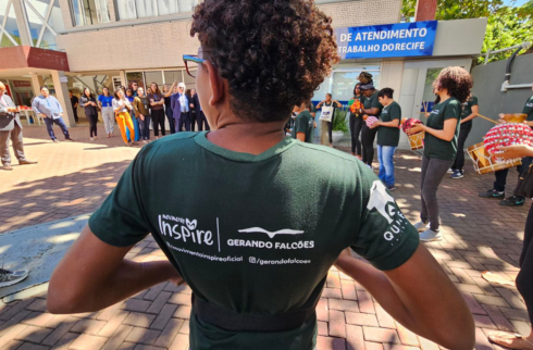 Foto de crianças do projeto tocando maracatu