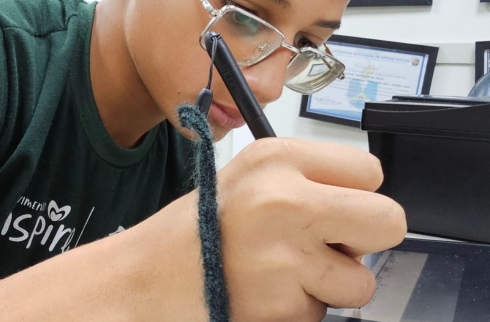 Foto de adolescente do projeto assinando para a nova identidade