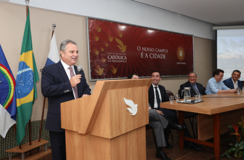 Foto do desembargador Pugliesi falando no pulpito do evento