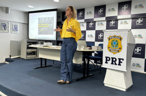 Foto da juiza dando palestra na PRF