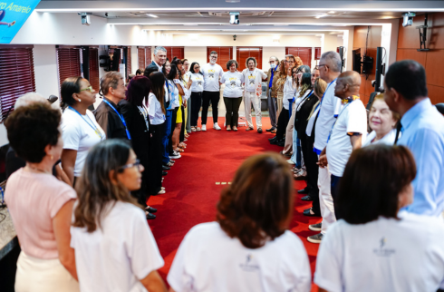 Foto das pessoas que estavem presente formando um círculo como parte da dinâmica do evento