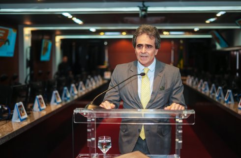 Foto do presidente do TRT-6 falando no púlpito para os presentes