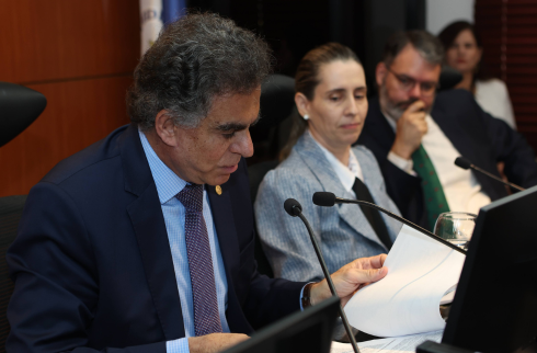 Foto do ministro durante a leitura da ata