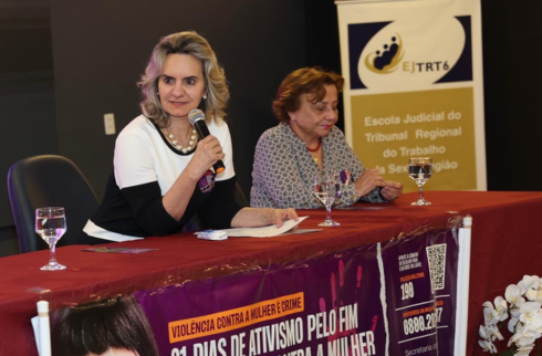 Foto das desembargadores Nise Pedroso e Carmen Vieira na mesa do evento