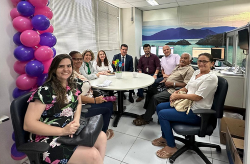 Foto dos participantes da audiência ao redor da mesa de negociação