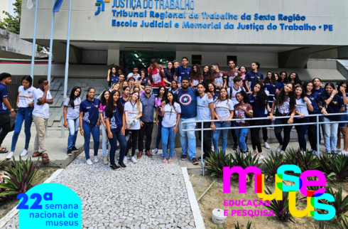 Foto de quem participou da visita em frente ao prédio do Memorial