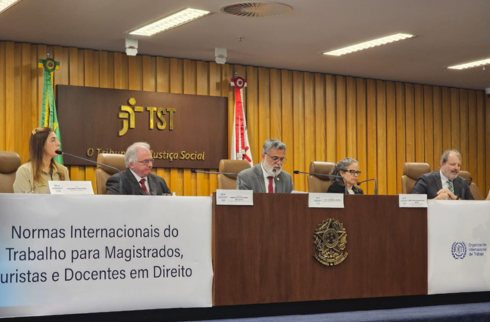 Foto da mesa de abertura