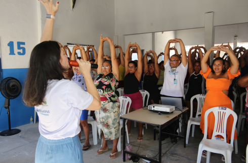 Foto das pessoas presentes fazendo alongamento