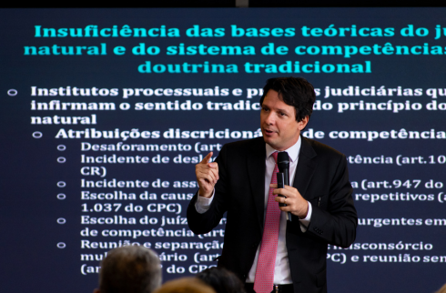 Foto do palestrante falando