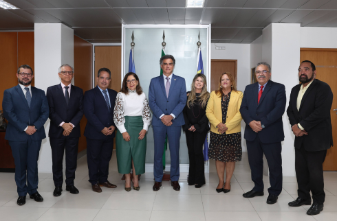 Foto dos participantes da reunião com representantes da OAB