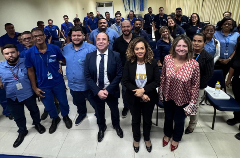 Foto de quem palestrou junto com quem participou do evento
