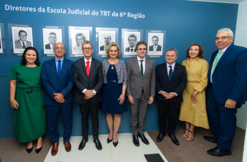Foto do desembargador Eduardo Pugliesi ao lado da foto aposta e com colegas do TRT-6