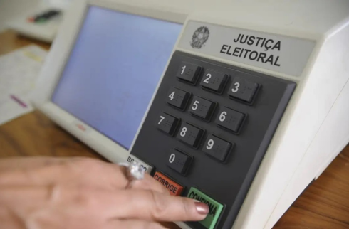 Foto de uma urna eleitoral
