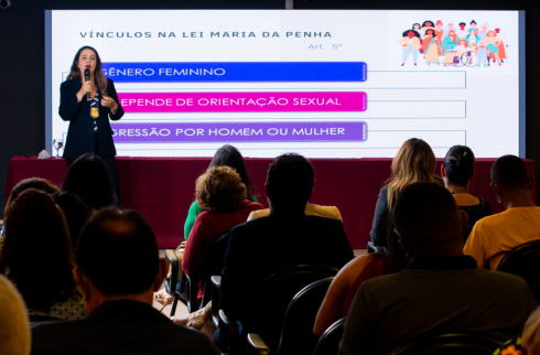 Foto da palestrante falando para os presentes