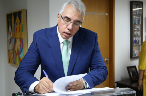 Foto do desembargador Sergio Torres assinando o acordo