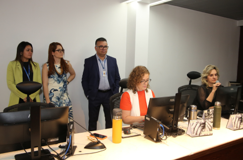 Foto da presidente com a equipe responsável pela apresentação