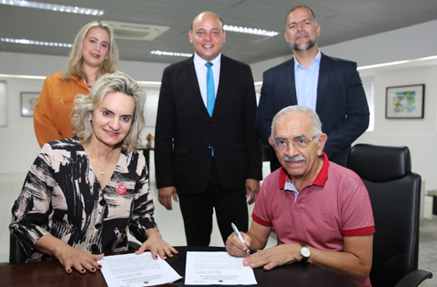 Foto do presentes ao ato de assinatura