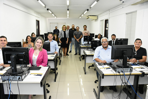 Fotografia de alunos e professores dentro de uma sala de aula