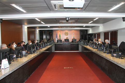 Foto do Pleno - desembargadores estão sentados em mesa em formato de U