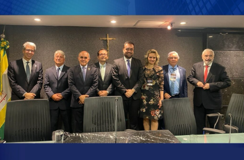 fotografia de oito autoridades dentro de um auditório