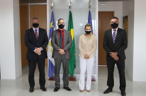 Participantes da posse lado a lado no Gabinete da Presidência