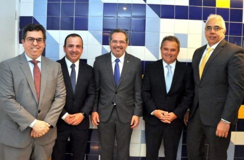 Representantes do TRT-6 ao lado do presidente do TCE-PE