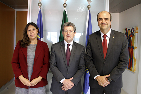Foto pousada com dois visitantes ladeados ao presidente do TRT-PE
