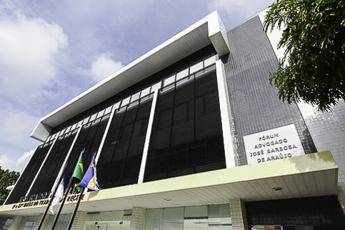 foto da fachada do Fórum Trabalhista do Recife