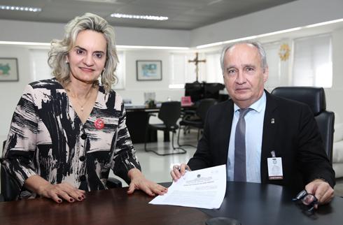 Foto do presentes ao ato de assinatura
