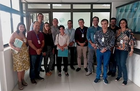 Foto das equipes do TRT6 e TRF5 Saúde em frente a sala do TRT6 Saúde