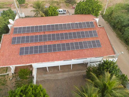 Foto aérea da unidade do TRT6 em Serra Talhada. Nela aparecem os painéis de energia solar instalados