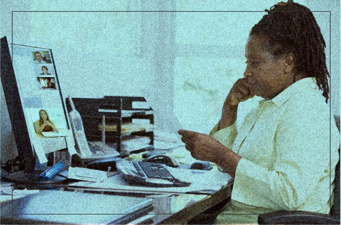 Ilustração de uma mulher na frente do computador, fazendo videoconferência com outras pessoas