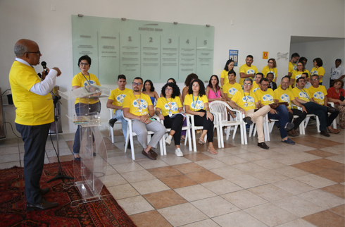 Foto do desembargador Fábio Farias no púlpito falando para os presentes