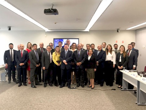 Fotografia de várias pessoas em um auditório