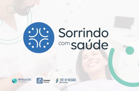 Em marca d´água, mulher na cadeira de dentista sendo atendida. À frente, texto &quot;Sorrindo com saúde&quot;