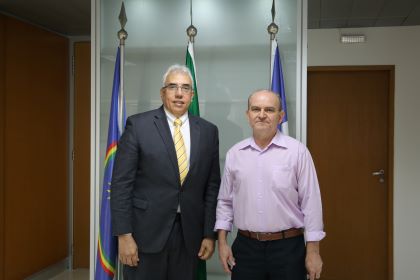 fotografia do desembargador Sergio Torres e do servidor Glenn Soares dentro de um escritório, próximos às bandeiras do Brasil, Pernambuco e Recife
