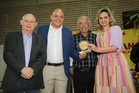 Foto da presidente do TRT-6 recebendo a premiação