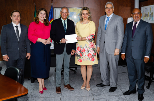 Foto dos participantes do encontro posando para a foto