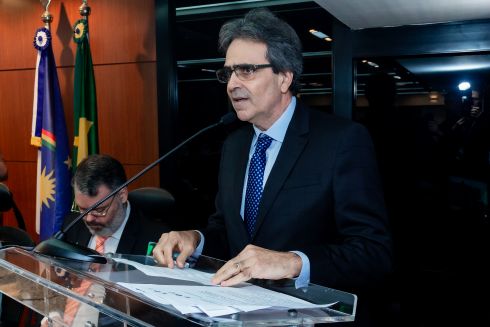foto do presidente do trt-6 falando na tribuna