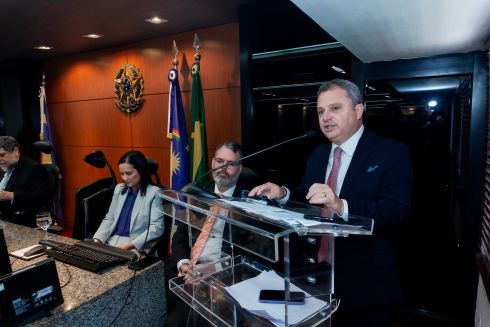 foto do vice-presidente do trt-6 falando na tribuna