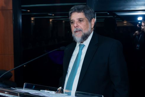 foto em perfil do ministro em pé