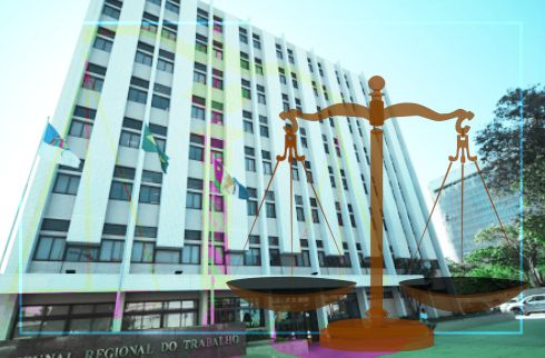 Foto da fachada da sede do Tribunal com a ilustração de uma balança da justiça na frente