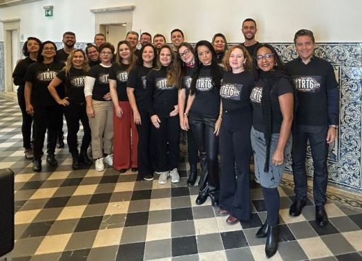 Foto dos alunos e alunas em Coimbra posando para foto