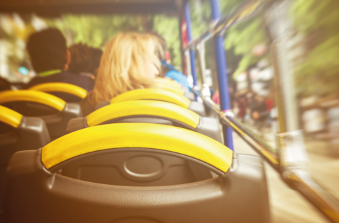 ilustração mostrando pessoas andando de ônibus