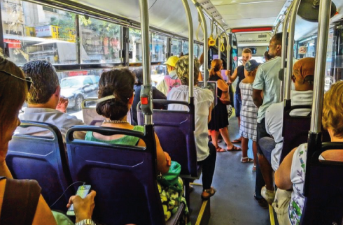fotos de passageiros dentro de um ônibus
